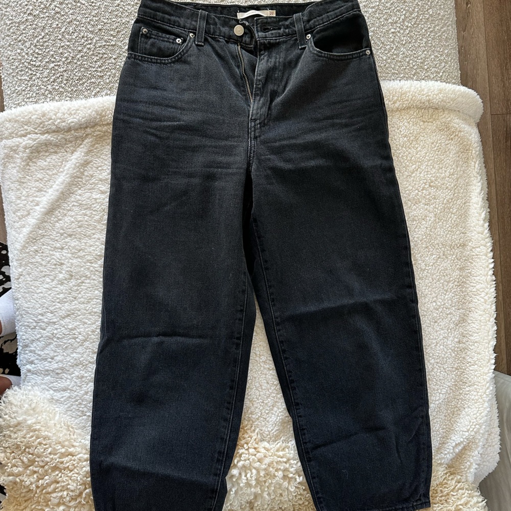 Levi’s jeans. Balloon leg.